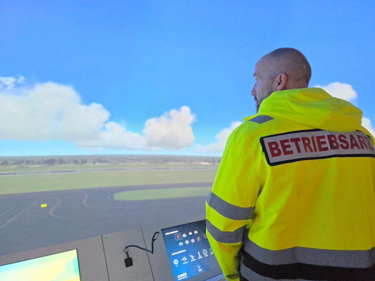 Betriebsarzt 4U vor Cockpit- und Monitoransicht
