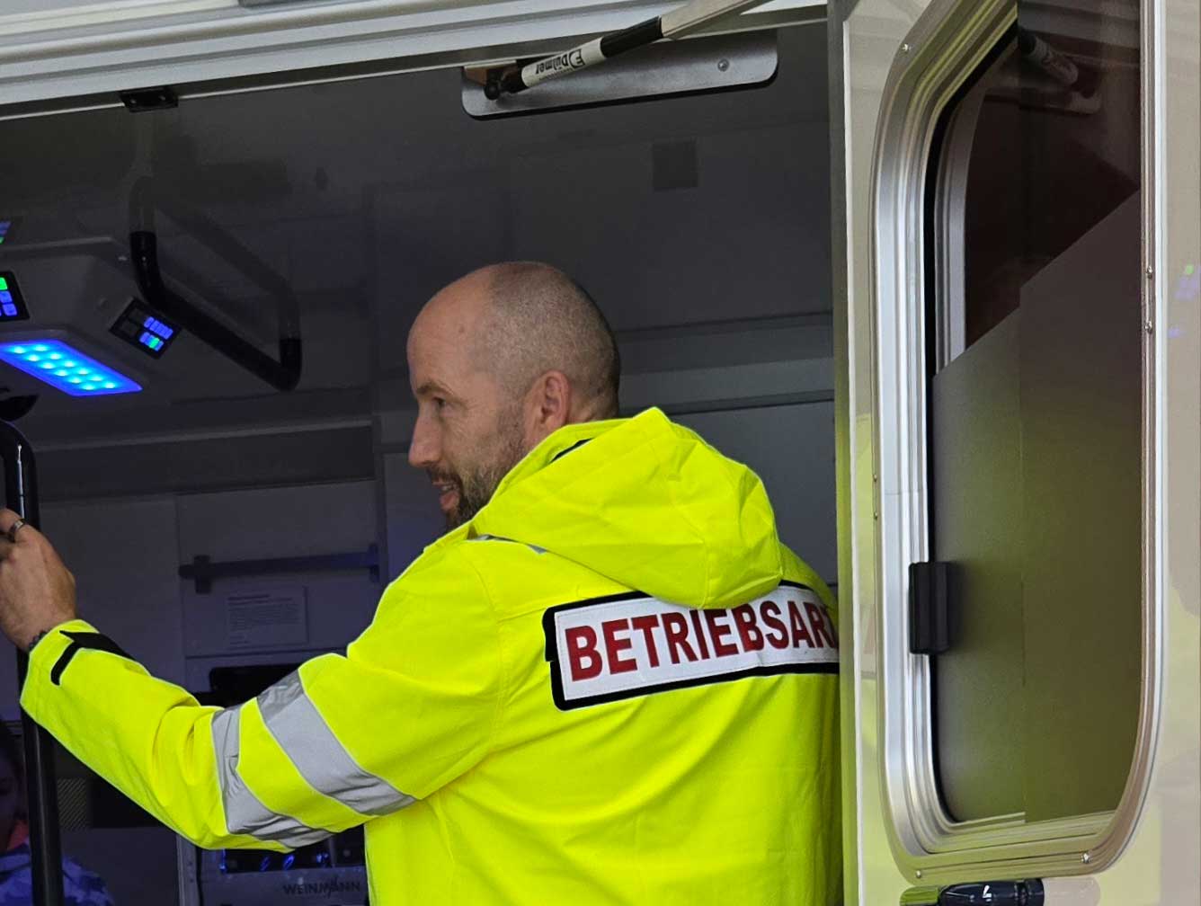 Betriebsarzt 4U am Krankenwagen-Einstieg