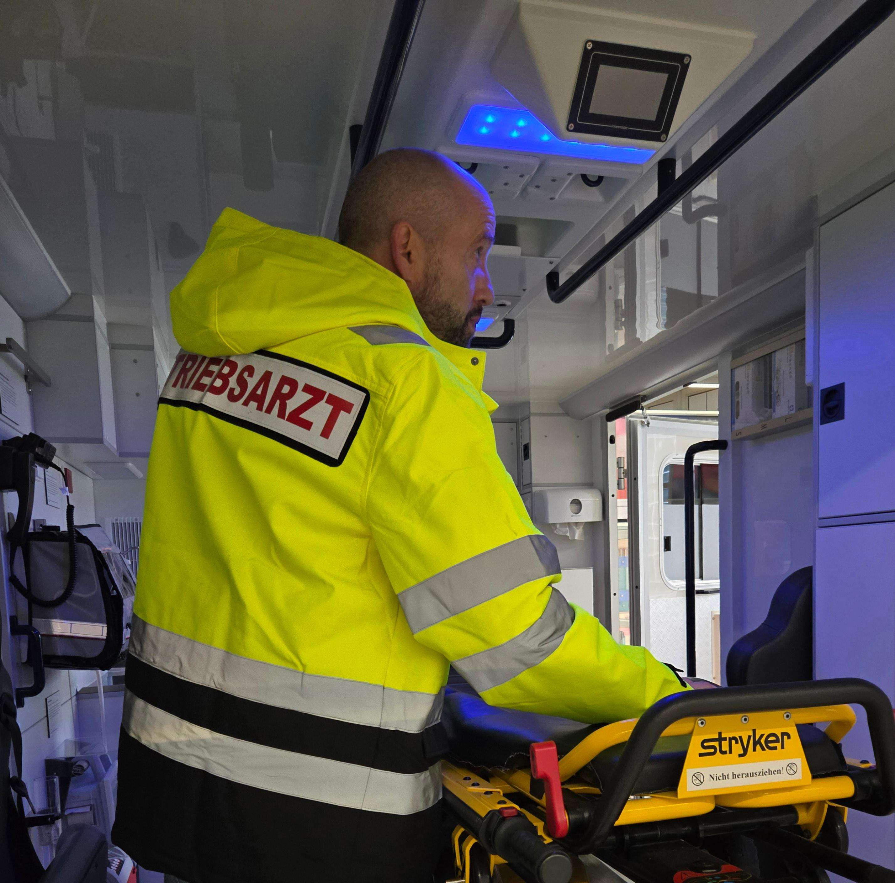 Betriebsarzt 4U im Krankenwagen-Innenraum