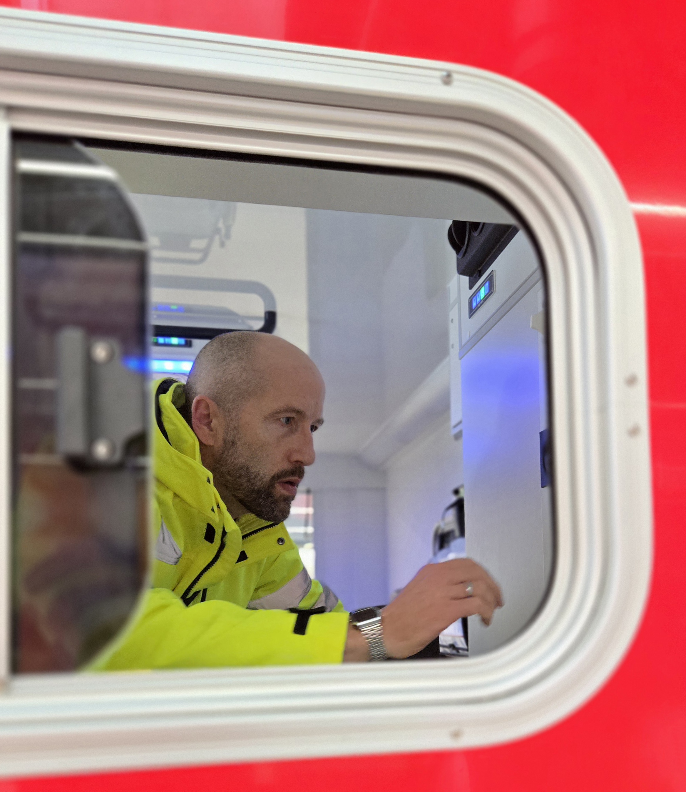 Betriebsarzt 4U am Krankenwagenfenster