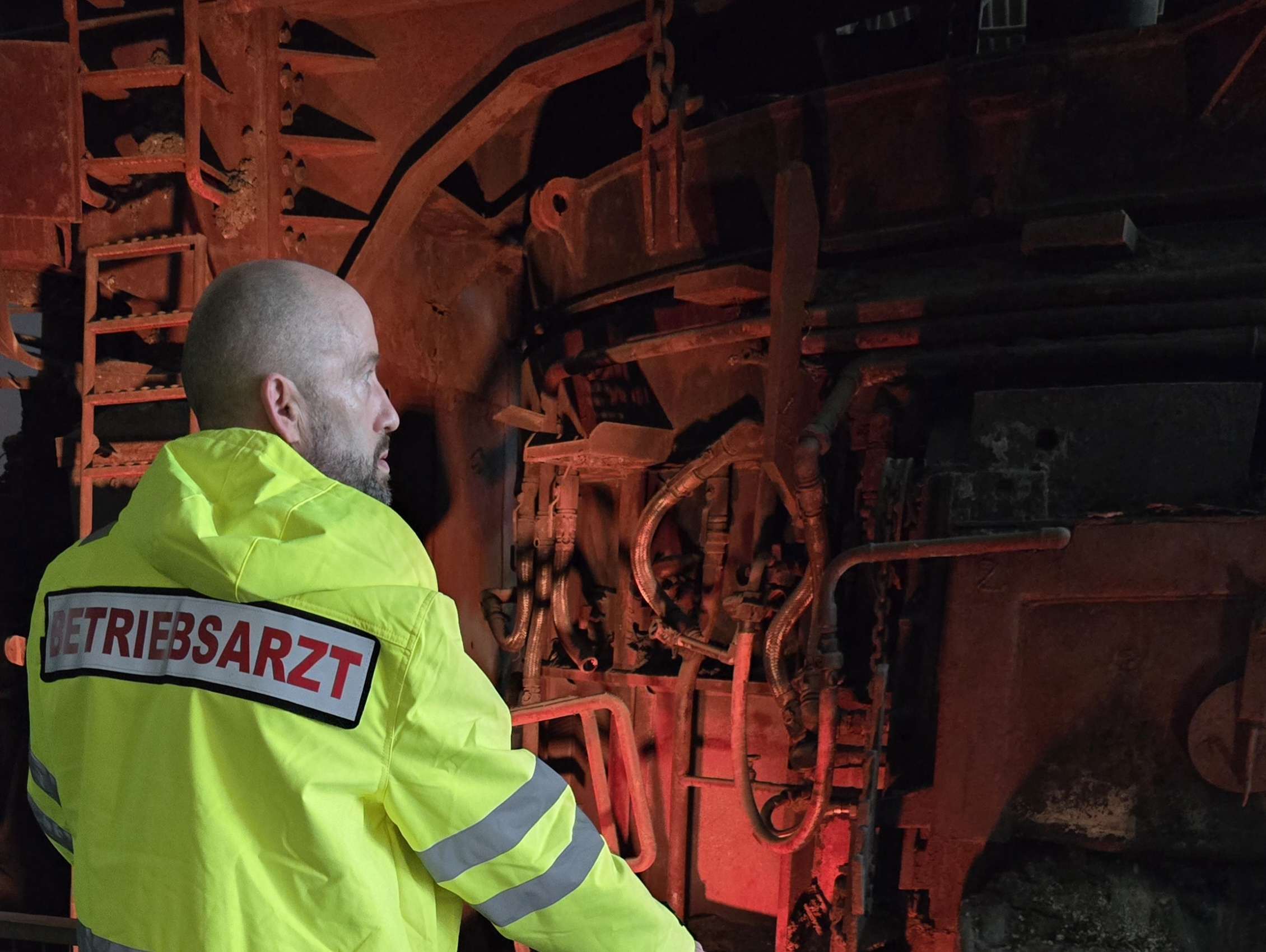 Betriebsarzt 4U im industriellen Stahlwerkumfeld