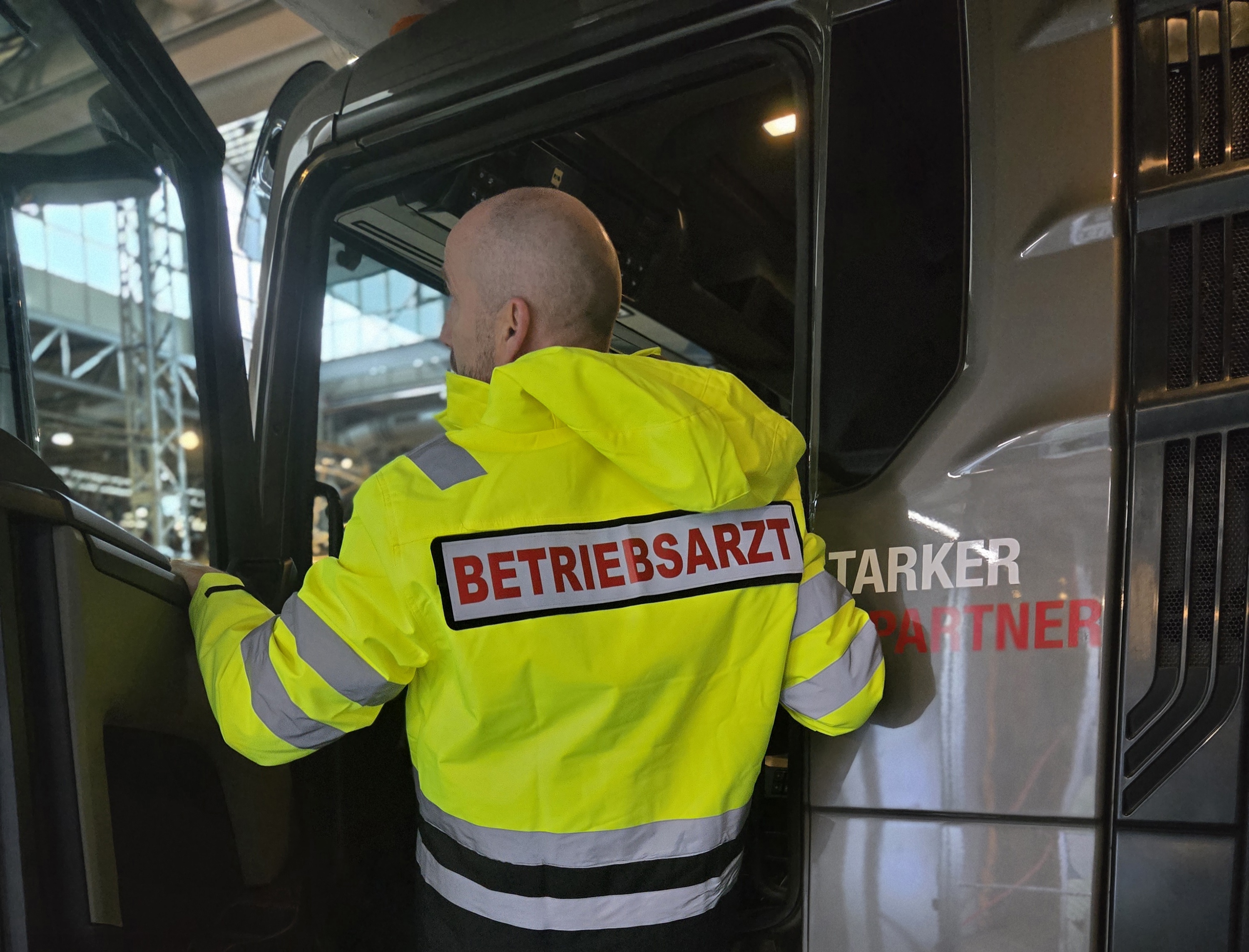 Betriebsarzt 4U beim Einstieg in einen LKW